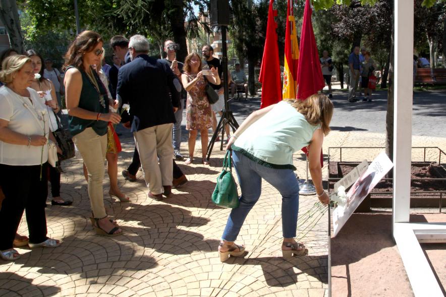 Homenaje a Miguel Ángel Blanco en el Parque Víctimas del Terrorismo -  Ofrenda floral en el  monumento.