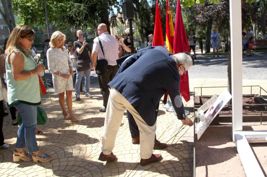 Homenaje a Miguel Ángel Blanco en el Parque Víctimas del Terrorismo -  Ofrenda floral en el  monumento.