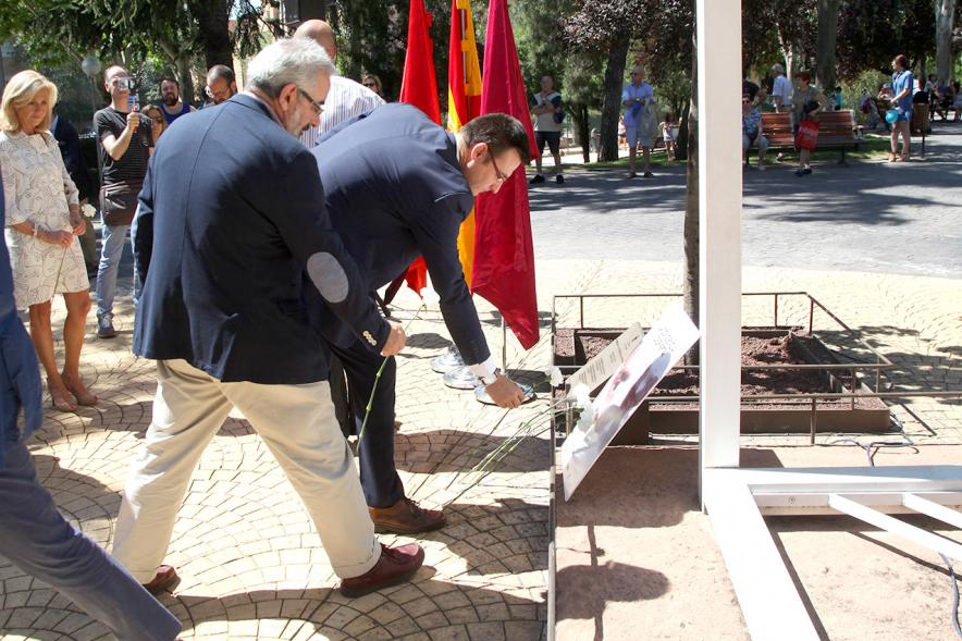 Homenaje a Miguel Ángel Blanco en el Parque Víctimas del Terrorismo -  Ofrenda floral en el  monumento.
