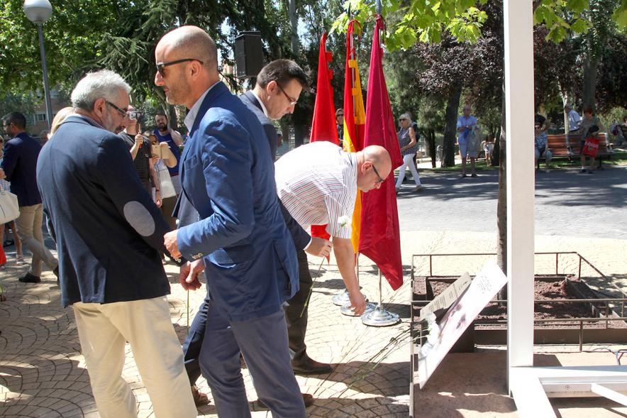 Homenaje a Miguel Ángel Blanco en el Parque Víctimas del Terrorismo - Ofrenda floral en el  monumento.