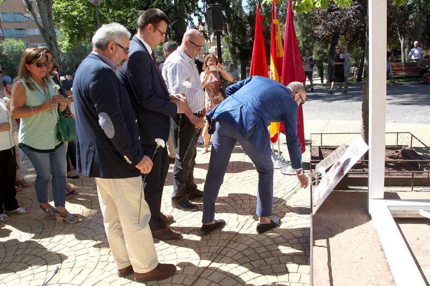 Homenaje a Miguel Ángel Blanco en el Parque Víctimas del Terrorismo -  Ofrenda floral  de las autoridades en el  monumento.