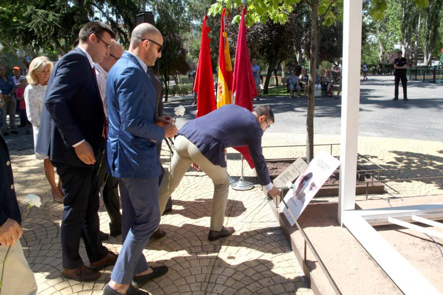 Homenaje a Miguel Ángel Blanco en el Parque Víctimas del Terrorismo -  Ofrenda floral de las autoridades  en el  monumento.