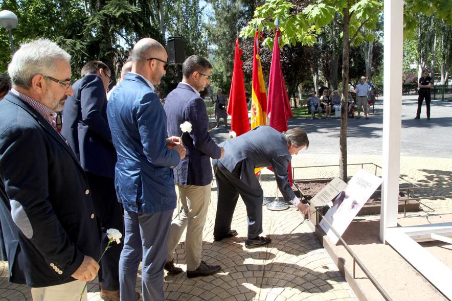 Homenaje a Miguel Ángel Blanco en el Parque Víctimas del Terrorismo -  Ofrenda floral de las autoridades  en el  monumento.