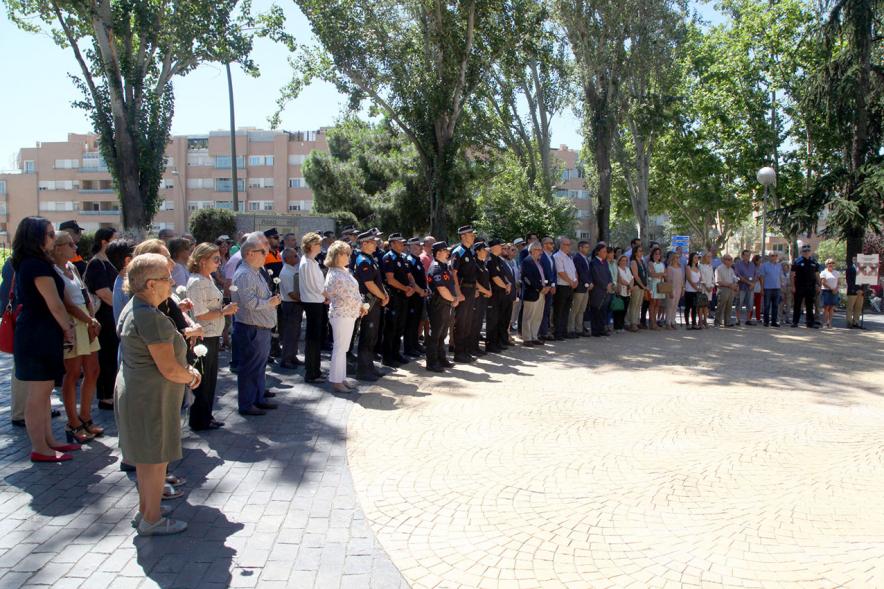 Homenaje a Miguel Ángel Blanco en el Parque Víctimas del Terrorismo - Minuto de silencio junto al monumento.