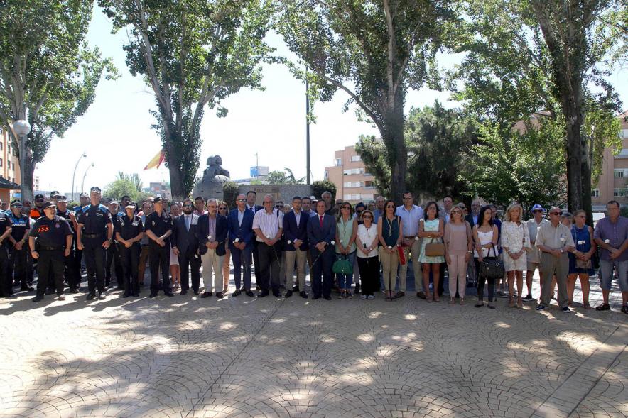 Homenaje a Miguel Ángel Blanco en el Parque Víctimas del Terrorismo - Minuto de silencio.