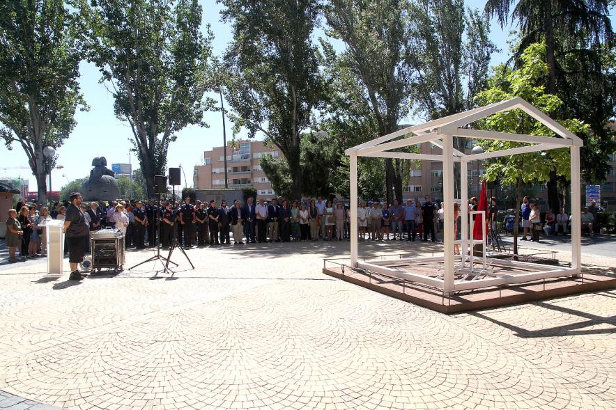 Homenaje a Miguel Ángel Blanco en el Parque Víctimas del Terrorismo -Minuto de silencio junto al monumento. 139229