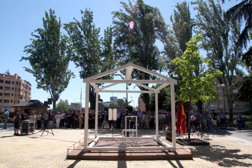 Homenaje a Miguel Ángel Blanco en el Parque Víctimas del Terrorismo -  Panorámica del monumento.