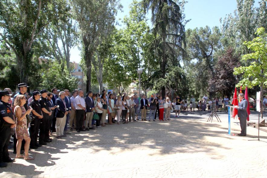 Homenaje a Miguel Ángel Blanco en el Parque Víctimas del Terrorismo - Los asistentes al homenaje.