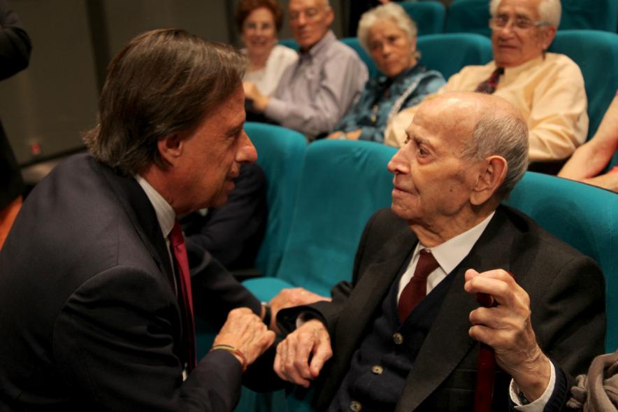 Semana el Mayor 2016 - Gala Homenaje a Mayores - El alcalde con uno de los homenajeados. 
