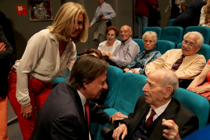 Semana el Mayor 2016 - Gala Homenaje a Mayores -  El alcalde con uno de los homenajeados..
