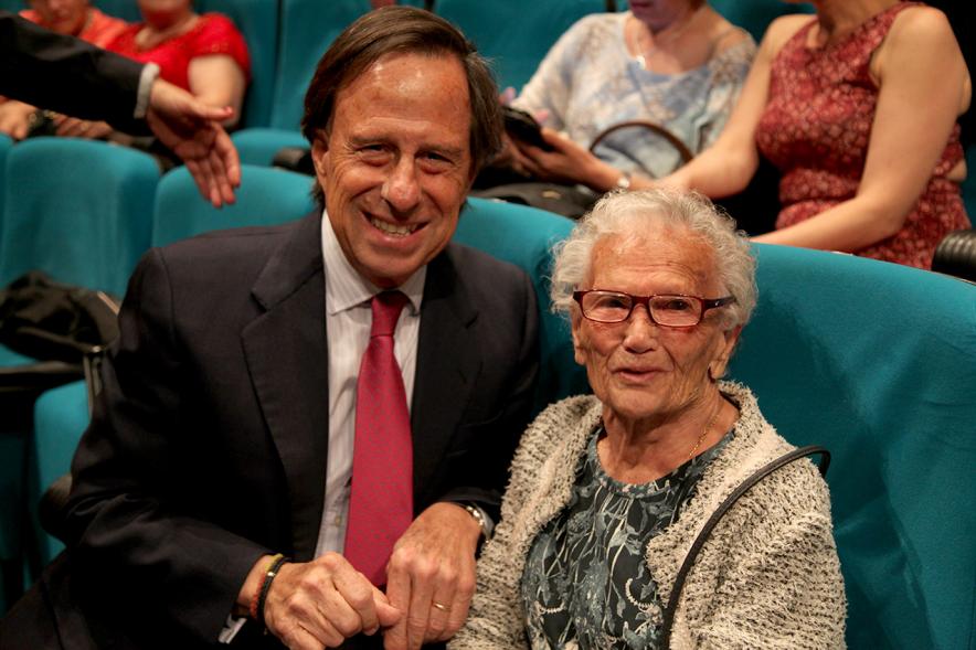 Semana el Mayor 2016 - Gala Homenaje a Mayores -El alcalde con una de las homenajeadas.