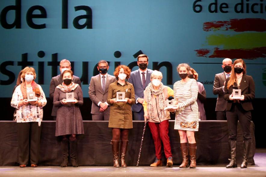 Homenaje a Servicios Esenciales y Voluntarios - Imagen de algunos los homenajeados posando con sus premios y las autoridades que los han entregado.