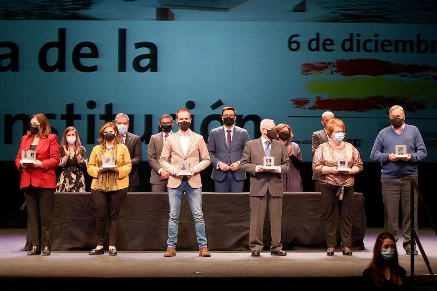 Homenaje a Servicios Esenciales y Voluntarios -Imagen de algunos los homenajeados posando con sus premios y las autoridades que los han entregado.