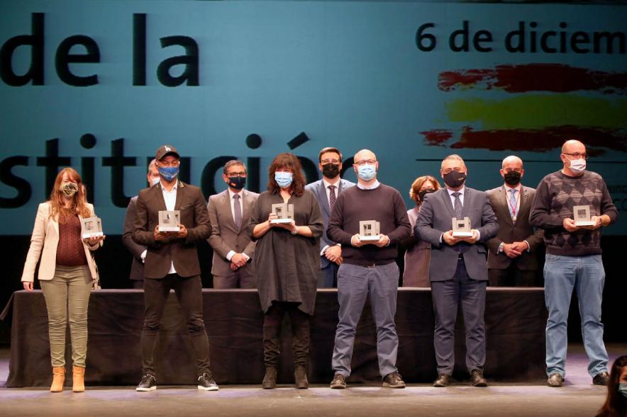 Homenaje a Servicios Esenciales y Voluntarios -Imagen de algunos los homenajeados posando con sus premios y las autoridades que los han entregado.