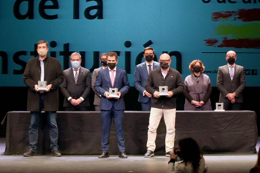 Homenaje a Servicios Esenciales y Voluntarios -Imagen de algunos los homenajeados posando con sus premios y las autoridades que los han entregado.