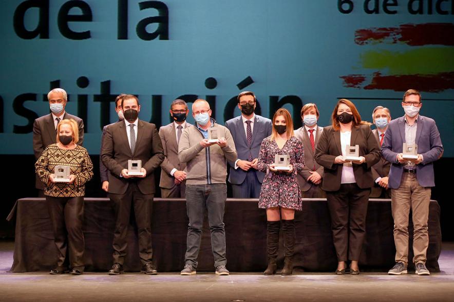 Homenaje a Servicios Esenciales y Voluntarios- Imagen de algunos los homenajeados posando con sus premios y las autoridades que los han entregado.