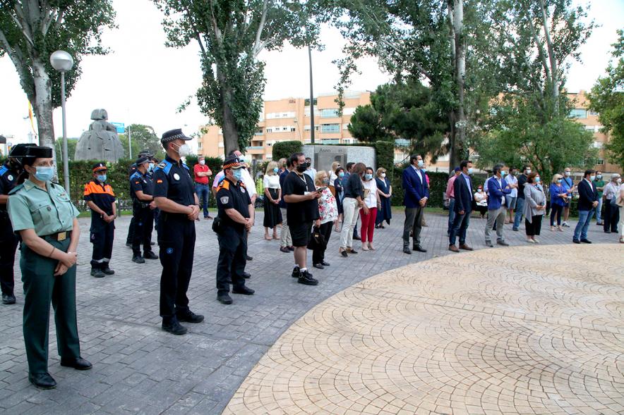 Autoridades y participantes. Homenaje a Miguel Ángel Blanco en Parque Víctimas del Terrorismo 