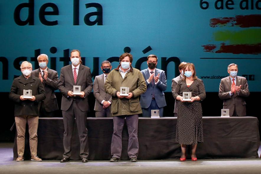 Homenaje a Servicios Esenciales y Voluntarios -Imagen de algunos los homenajeados posando con sus premios y las autoridades que los han entregado.