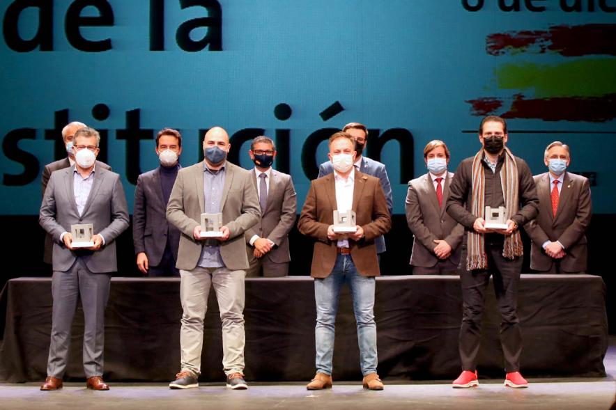 Homenaje a Servicios Esenciales y Voluntarios -Imagen de algunos los homenajeados posando con sus premios y las autoridades que los han entregado.