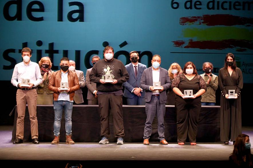 Homenaje a Servicios Esenciales y Voluntarios - Imagen de algunos los homenajeados posando con sus premios y las autoridades que los han entregado.