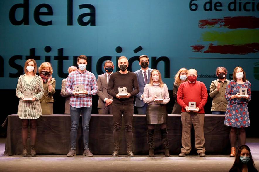 Homenaje a Servicios Esenciales y Voluntarios - Imagen de algunos los homenajeados posando con sus premios y las autoridades que los han entregado.
