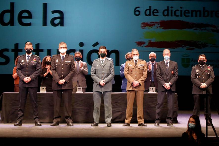 Homenaje a Servicios Esenciales y Voluntarios - Imagen de los Servicios Especiales homenajeados recogiendo su premio y las autoridades que los entregan. 