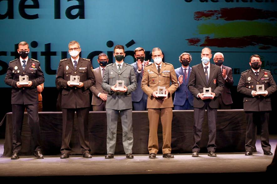 Homenaje a Servicios Esenciales y Voluntarios - Imagen de los Servicios Especiales homenajeados recogiendo su premio y las autoridades que los entregan. 