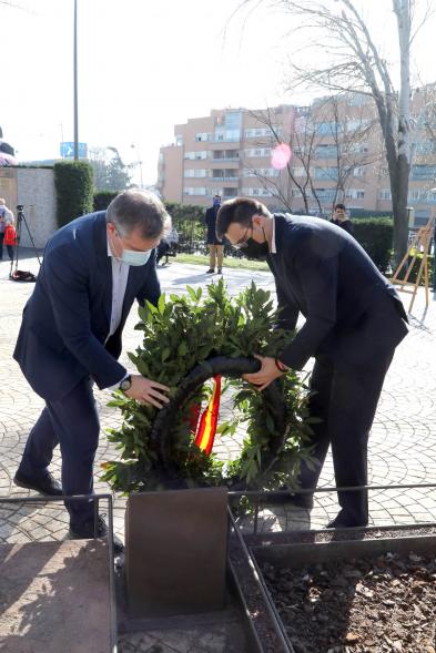 Ofrenda floral. Concejales Miguel Sanchez Sanguino y Miguel Angel Arranz. Homenaje Víctimas 11-M - 2021