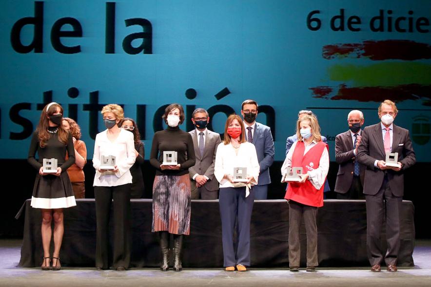 Homenaje a Servicios Esenciales y Voluntarios - Imagen de algunos los homenajeados posando con sus premios y las autoridades que los han entregado.