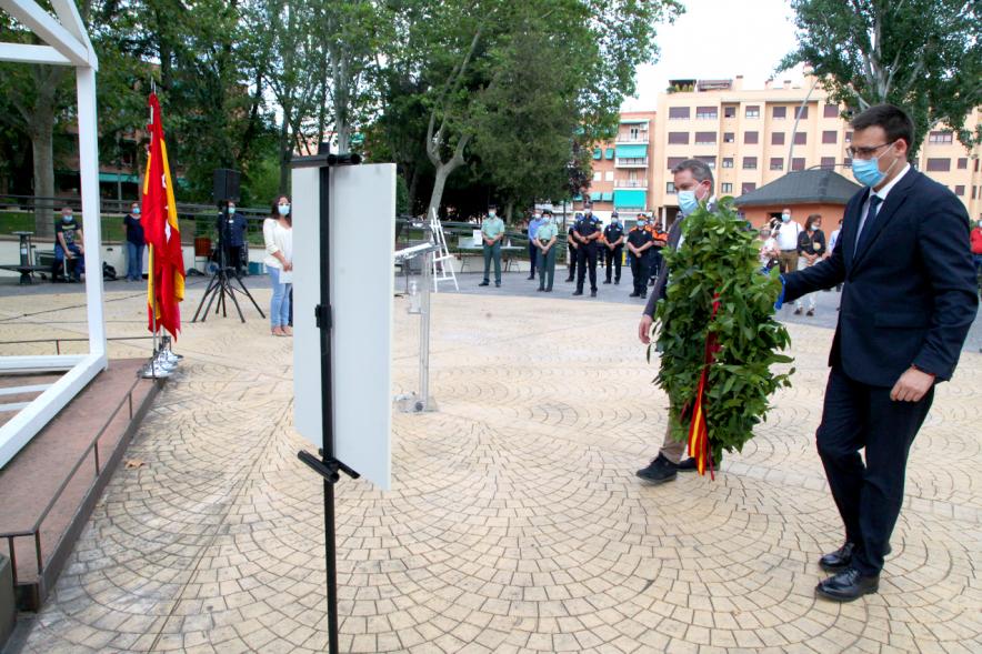 Ofrenda de corona. Homenaje a Miguel Ángel Blanco en Parque Víctimas del Terrorismo -2020