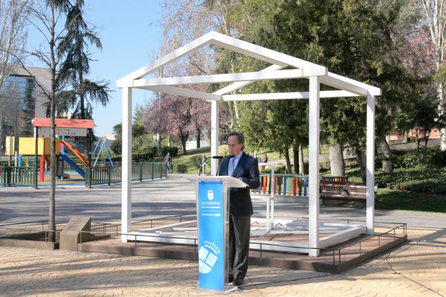 Homenaje XVº Aniversario 11-M - Imagen del alcalde García de Vinuesa apoyado en un atril dirigiéndose al público asistente.