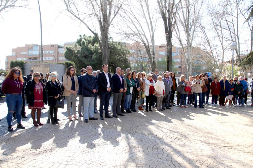 Homenaje XVº Aniversario 11-M -  Imagen vista panorámica del alcalde, concejales, agentes y vecinos han acudido al homenaje por el XV aniversario de los atentados.
