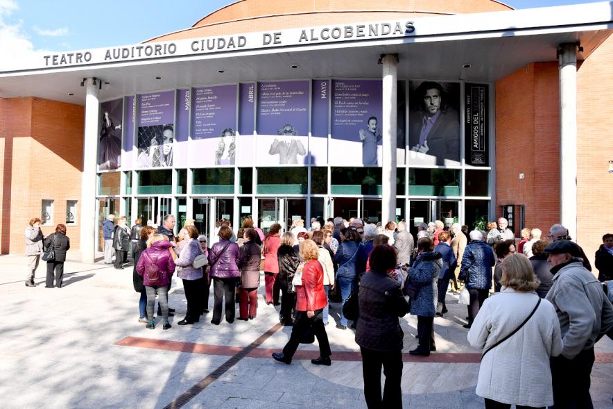 Participantes entrando al Teatro Auditorio. Semana del Mayor 2019 - Homenaje a Nuestros Mayores 
