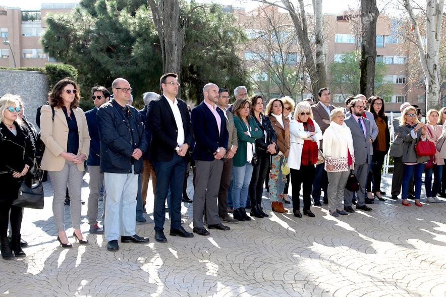 Homenaje XVº Aniversario 11-M -  Imagen vista panorámica del alcalde, concejales, agentes y vecinos han acudido al homenaje por el XV aniversario de los atentados.