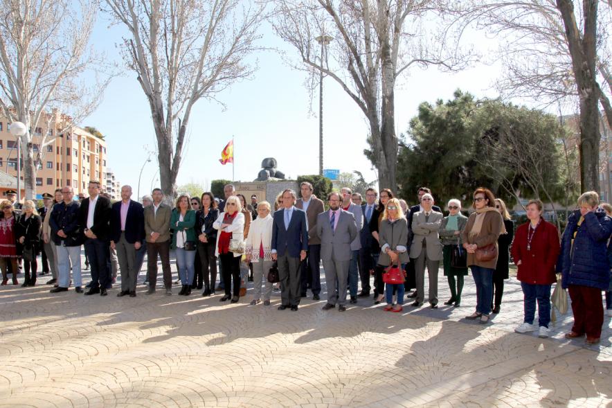 Homenaje XVº Aniversario 11-M - Imagen vista panorámica del alcalde, concejales, agentes y vecinos han acudido al homenaje por el XV aniversario de los atentados.