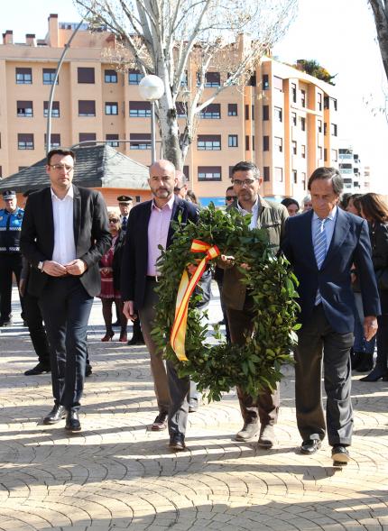 Homenaje XVº Aniversario 11-M - Imagen del alcalde García de Vinuesa, algunos miembros de equipo de Gobierno y algunos concejales de la oposición se dirigen a depositar la corona de laurel en recuerdo a las víctimas.