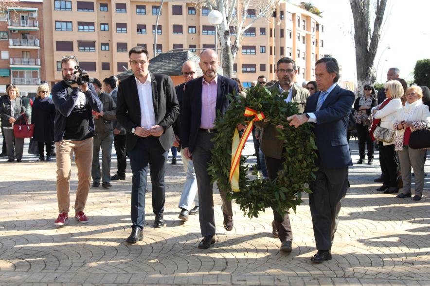 Homenaje XVº Aniversario 11-M - Imagen del alcalde García de Vinuesa, algunos miembros de equipo de Gobierno y algunos concejales de la oposición se dirigen a depositar la corona de laurel en recuerdo a las víctimas.