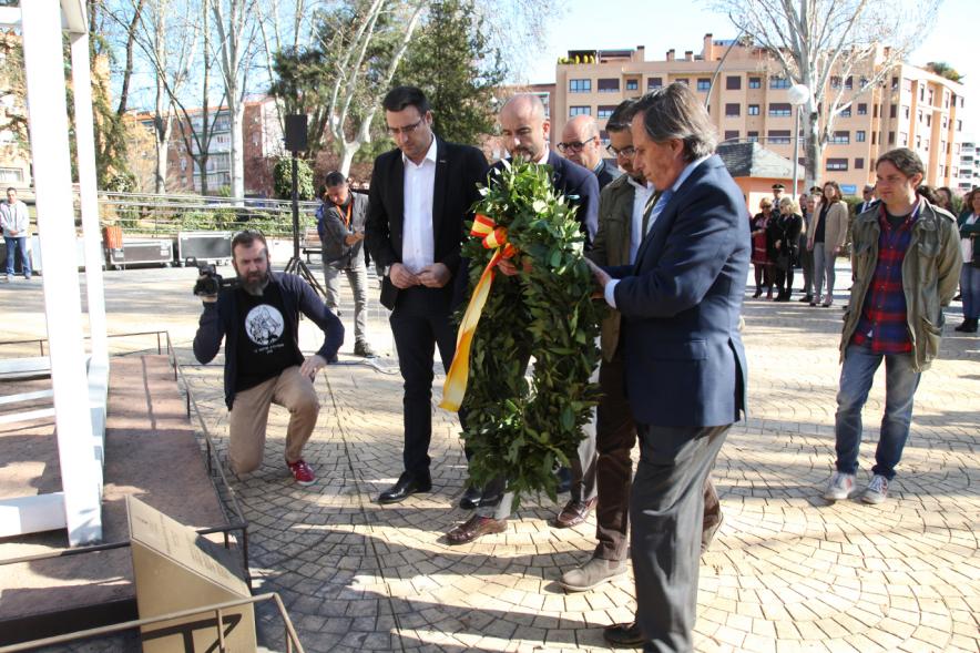 Homenaje XVº Aniversario 11-M - Imagen del alcalde García de Vinuesa, algunos miembros de equipo de Gobierno y algunos concejales de la oposición en el momento de  depositar la corona de laurel en recuerdo a las víctimas.