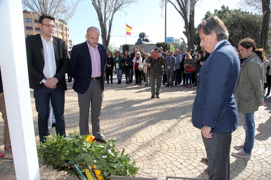 Homenaje XVº Aniversario 11-M - Imagen del alcalde García de Vinuesa, algunos miembros de equipo de Gobierno y algunos concejales de la oposición después de  depositar la corona de laurel en recuerdo a las víctimas.