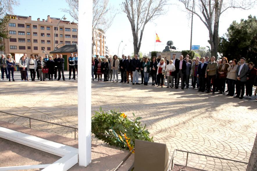Homenaje XVº Aniversario 11-M - Imagen vista panorámica del alcalde, concejales, agentes y vecinos han acudido al homenaje por el XV aniversario de los atentados.