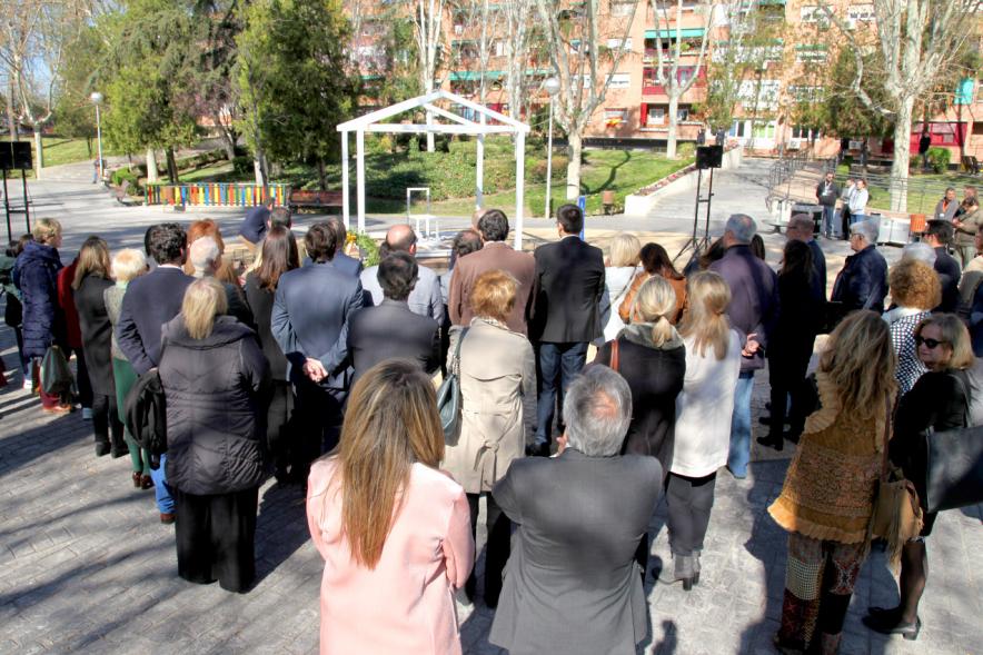 Homenaje XVº Aniversario 11-M - Imagen vista panorámica del alcalde, concejales, agentes y vecinos han acudido al homenaje por el XV aniversario de los atentados.