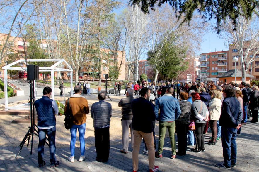 Homenaje XVº Aniversario 11-M - Imagen vista panorámica del alcalde, concejales, agentes y vecinos que han acudido al homenaje por el XV aniversario de los atentados.