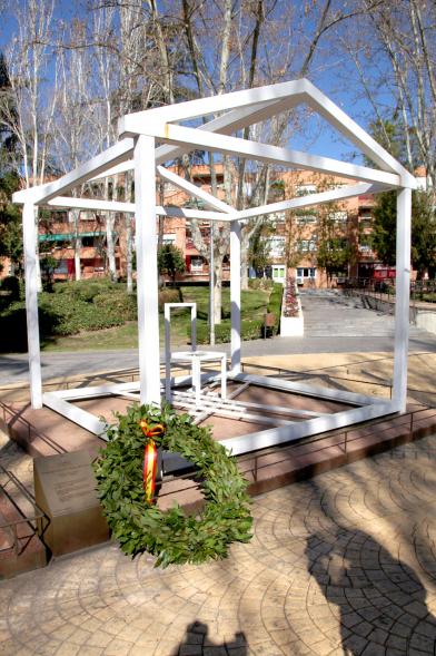 Homenaje XVº Aniversario 11-M - Imagen del lugar donde ha sido deposita la corona de laurel en recuerdo a las víctimas.  