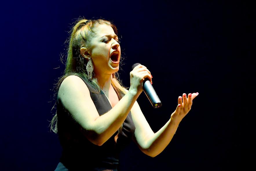  Actuación de cantante en la  Semana del Mayor 2019 - Homenaje a Nuestros Mayores -