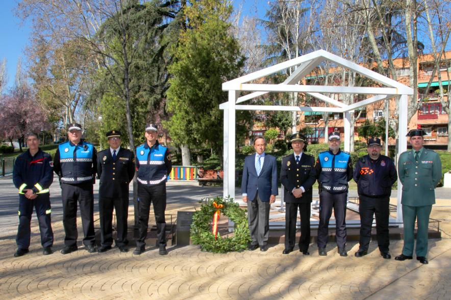 Homenaje XVº Aniversario 11-M -  Imagen del alcalde García de Vinuesa junto a  agentes de la Policía Local y Nacional.
