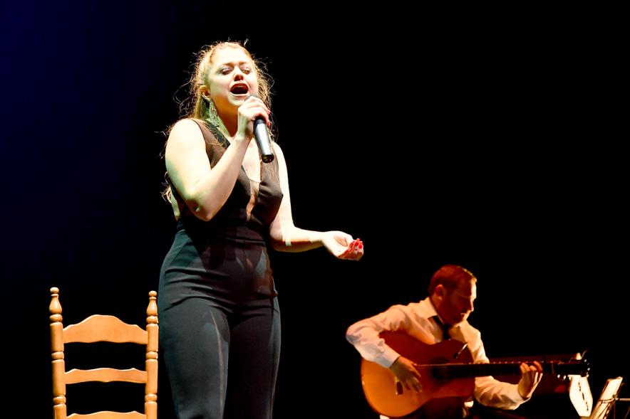 Actuación de cantante en la  Semana del Mayor 2019 - Homenaje a Nuestros Mayores -