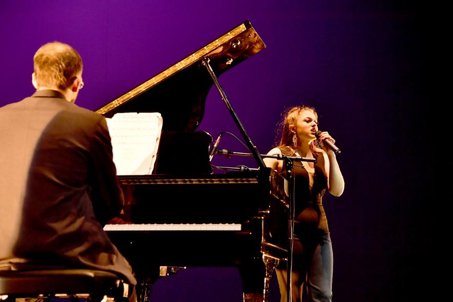 Actuación de cantante en la  Semana del Mayor 2019 - Homenaje a Nuestros Mayores -