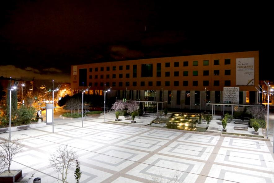 La Hora del Planeta 2018 - Imagen nocturna de la de la plaza del Ayuntamiento de Alcobendas iluminada por las farolas que la rodean.