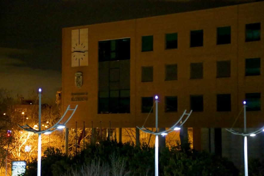 La Hora del Planeta 2018 - Imagen nocturna de la fachada del ayuntamiento de Alcobendas al fondo, en primer plano las farolas encendidas.
