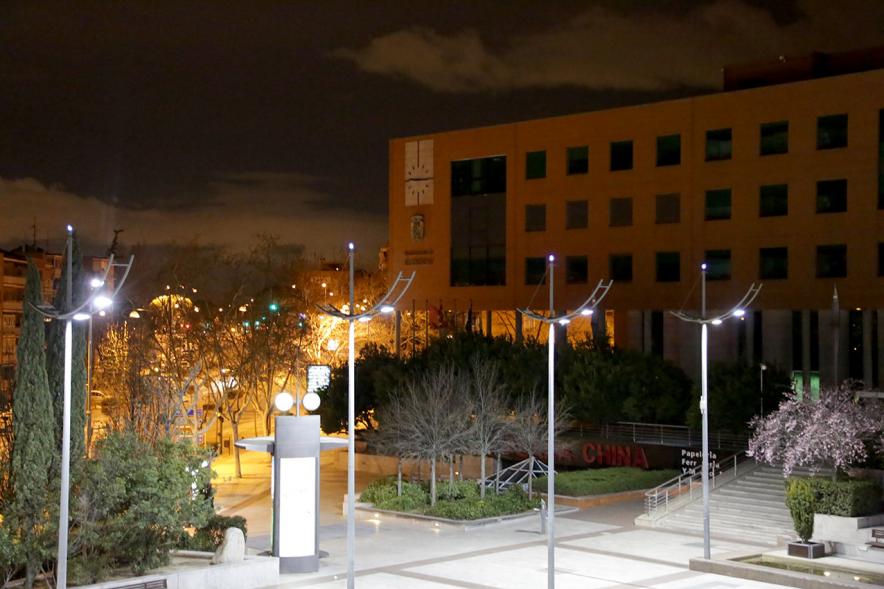 La Hora del Planeta 2018 - Imagen nocturna de la fachada del ayuntamiento de Alcobendas al fondo, en primer plano las farolas encendidas.